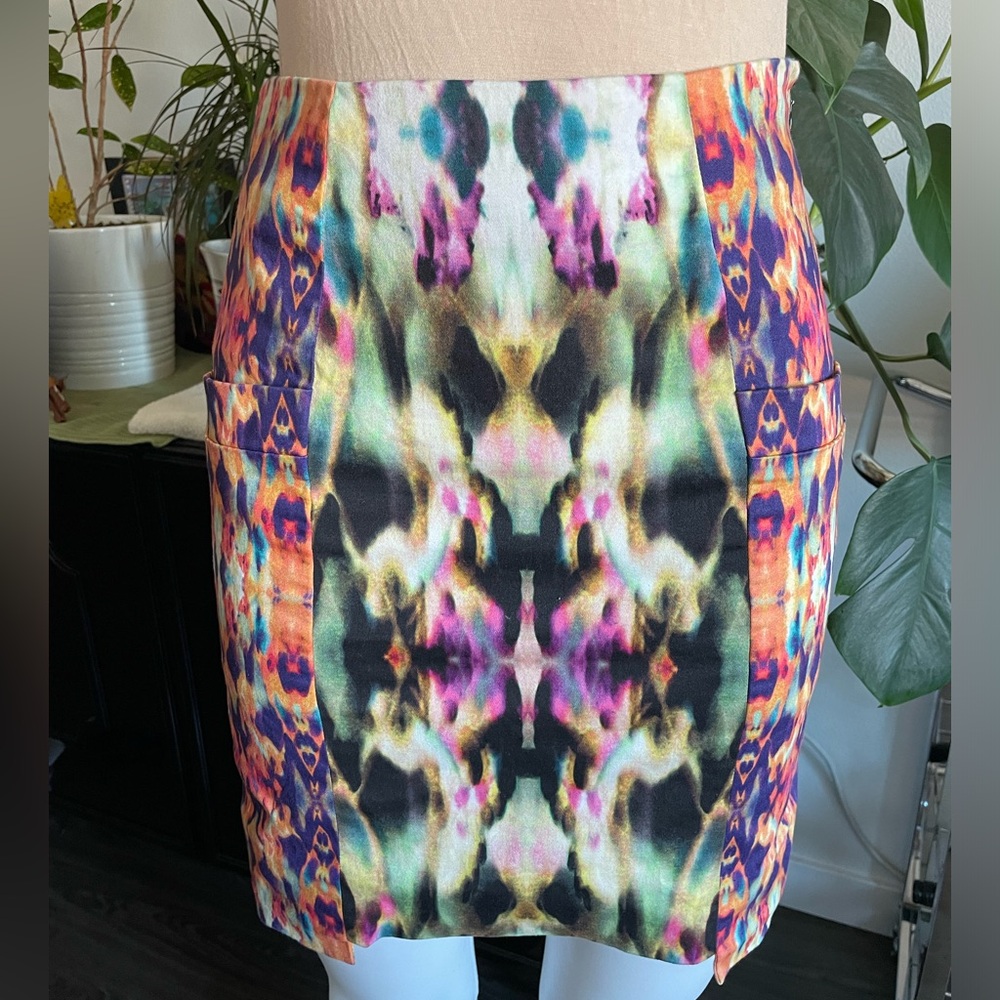 Like New ICB Barney’s New York Multicolor Kaleidoscope Print Mini-Skirt sz 2